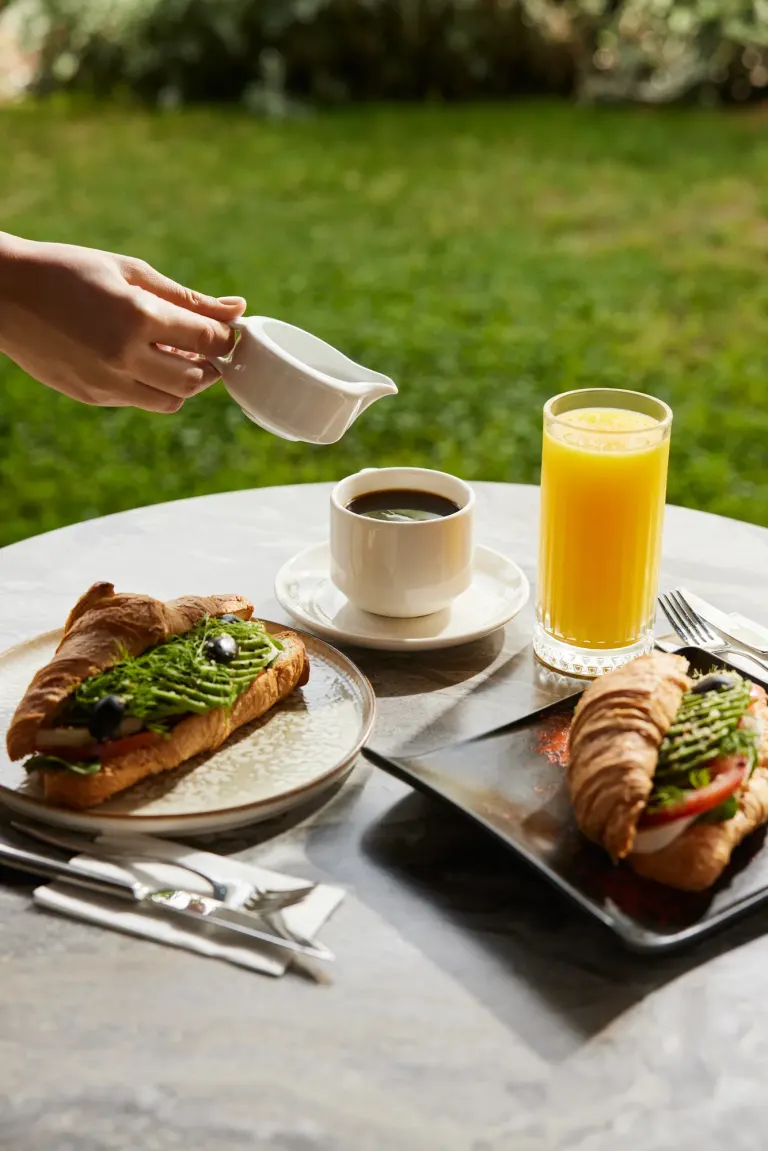 La Blanche Resort bahçesinde kahvaltı