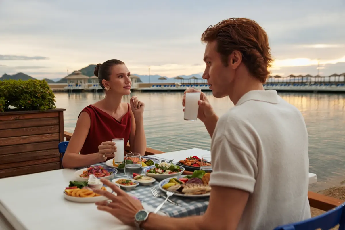 Turgutreis kıyısında gün batımına eşlik eden bir akşam yemeği