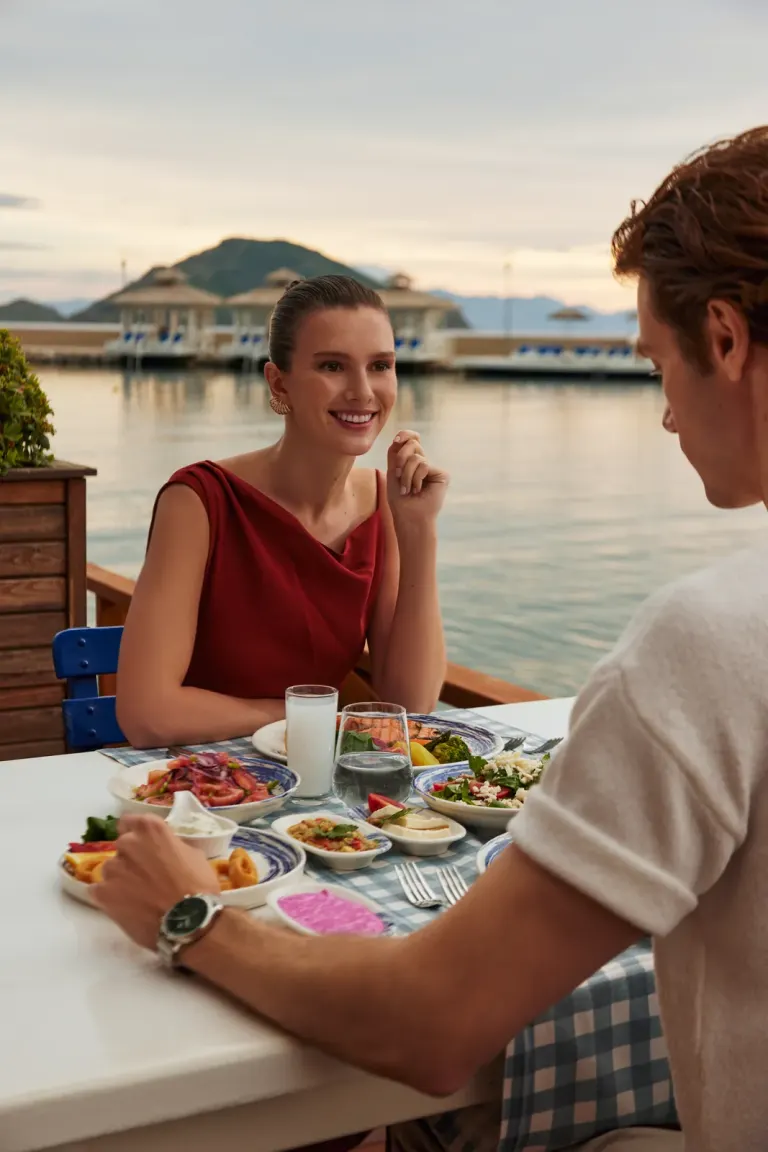 La Blanche Resort kıyısında gün batımı sofrası